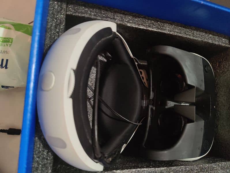 PlayStation VR 1 + 3 Games + PS5 adaptor 6