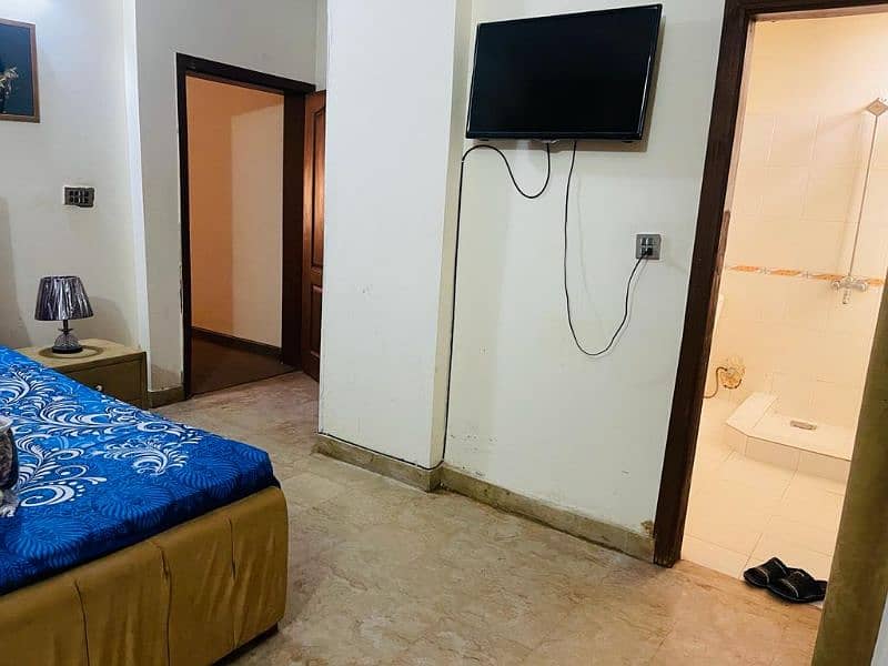 24/7 Luxurious rooms in E-11/4 Islamabad 7