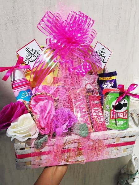 Custamized gift basket available 1