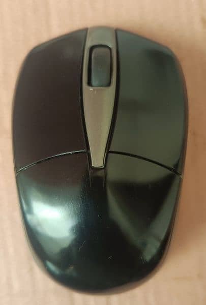 Toshiba branded Bluetooth mouse 0