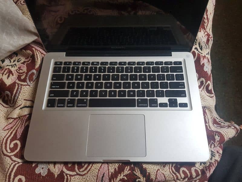 Macbook Pro Core i5 apple laptop 0