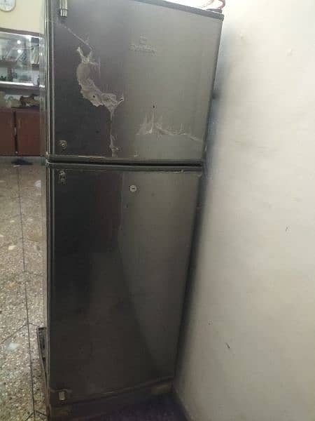 dawlance medium size fridge 0