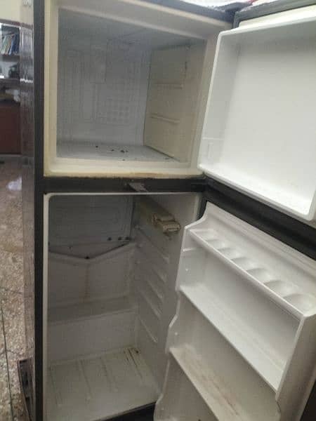 dawlance medium size fridge 3