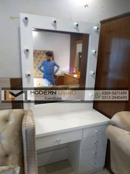 Stylish vanity dressing table with lights 3