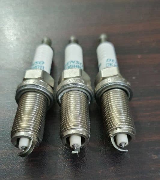 Toyota Vitz / xli / gli Genuine Denso spark plugs SK20HR11/SK16HR11 0