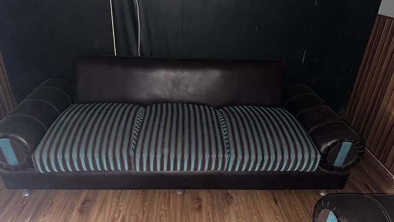 5 seater valvet & leather Sofa 10