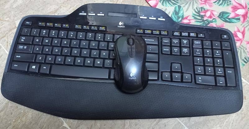 Logitech Wireless keyboard Mouse Package 18