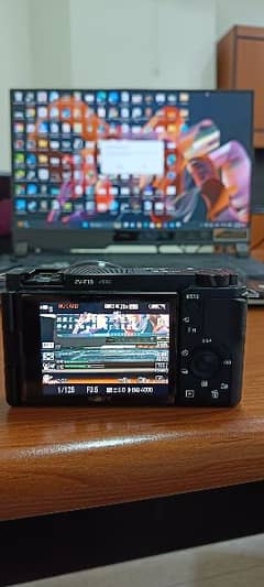 Sony ZV E10 Mirrorless 4K Camera with 16-50 stock lens box plus acces