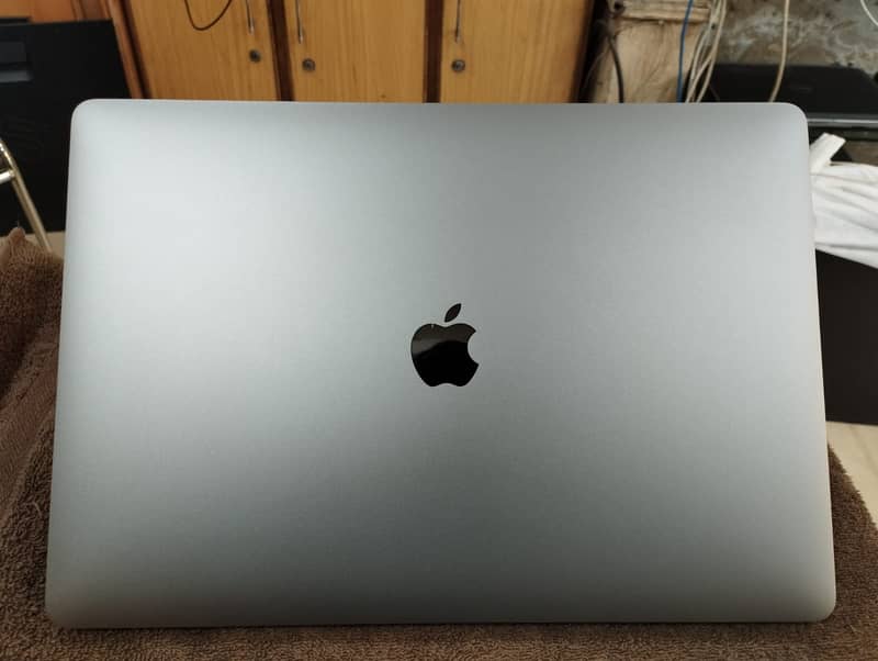 MacBook Pro 2018 Core i9 32GB 512GB 4GB GC 15" CTO Model A1990 5