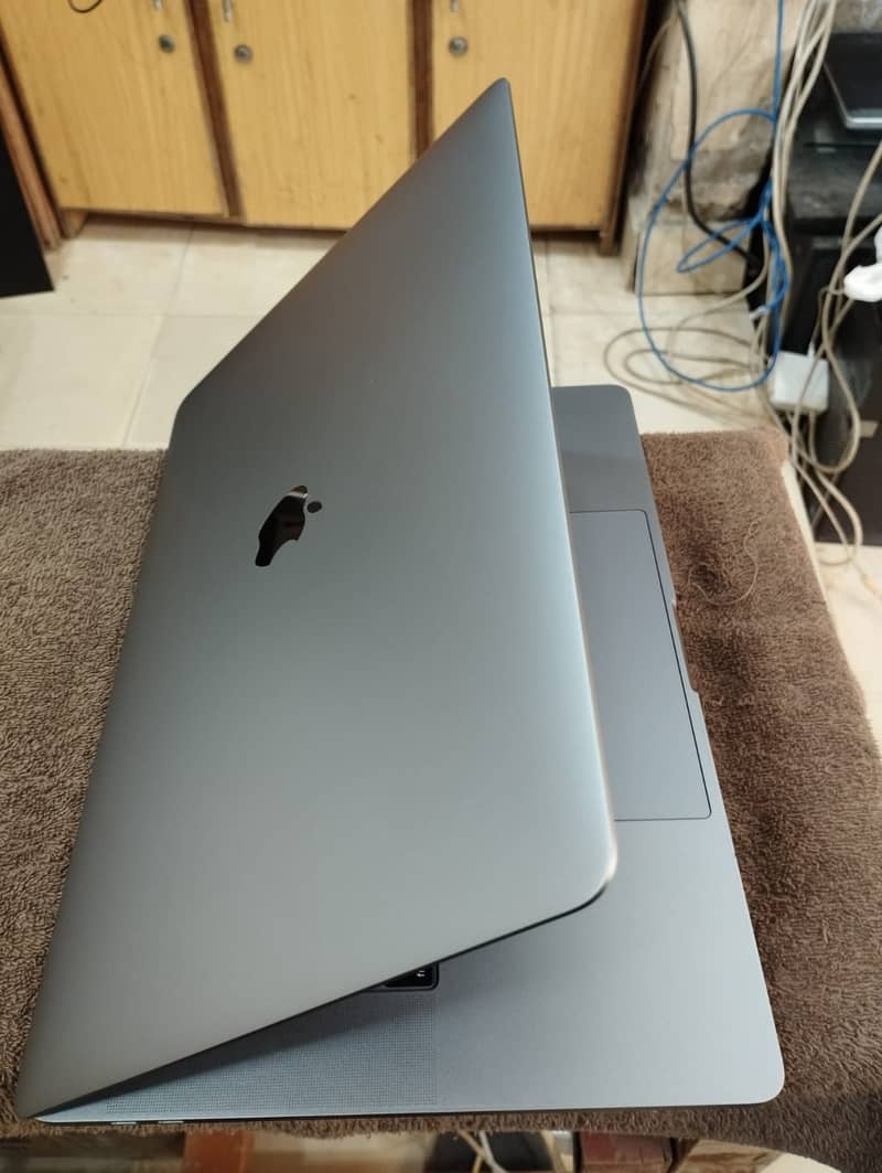 MacBook Pro 2018 Core i9 32GB 512GB 4GB GC 15" CTO Model A1990 7