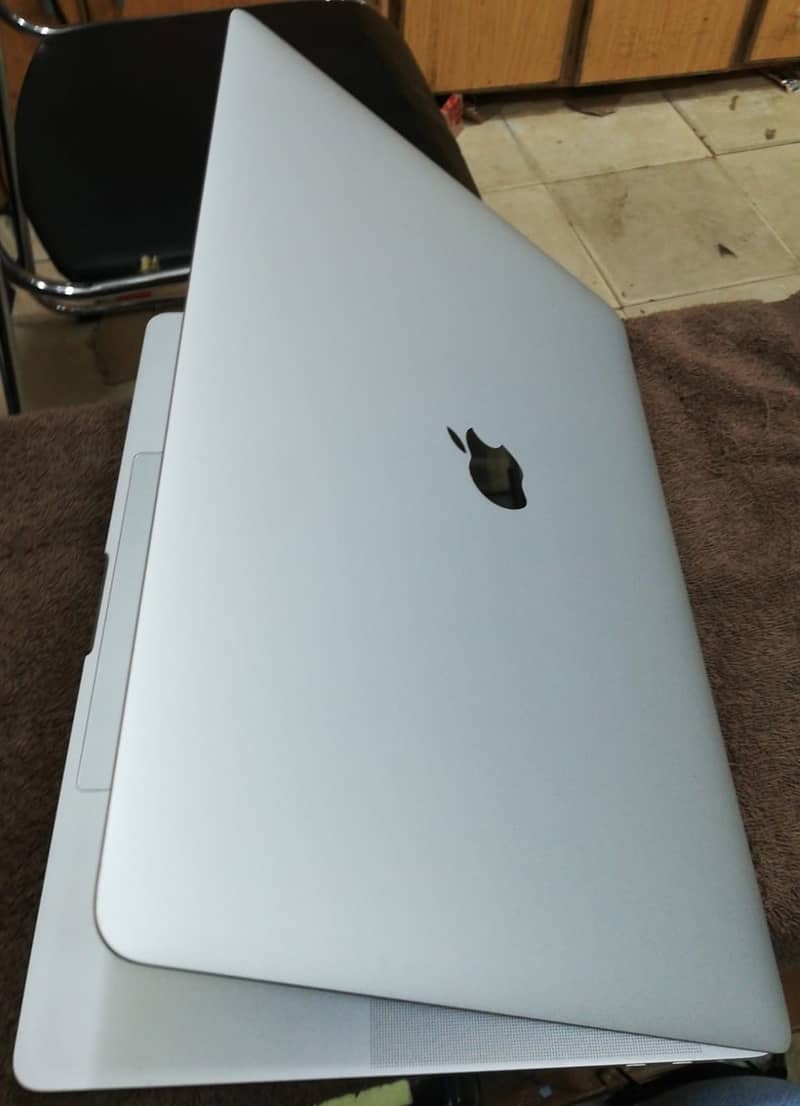 MacBook Pro 2018 Core i9 32GB 512GB 4GB GC 15" CTO Model A1990 10