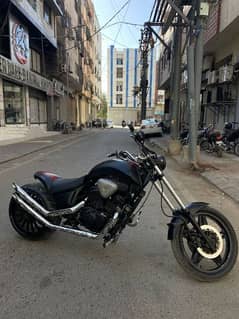 Heavy sports bike Honda Shadow 750cc in muscle shape !!