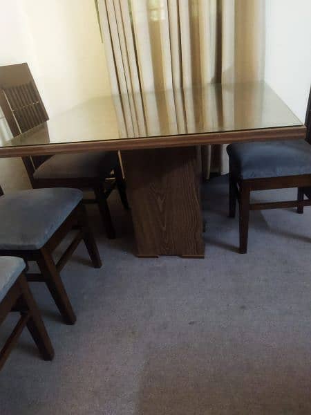 Selling a four chair table set 2
