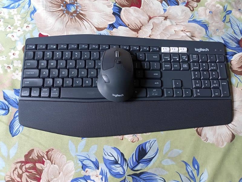 Logitech MK 850 Wireless + Bluetooth Multi Device Keyboard Mouse Combo 1