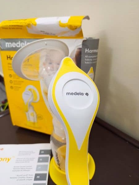 orignal Branded Madela Hormoeny Manual Breasts pump with Box 2