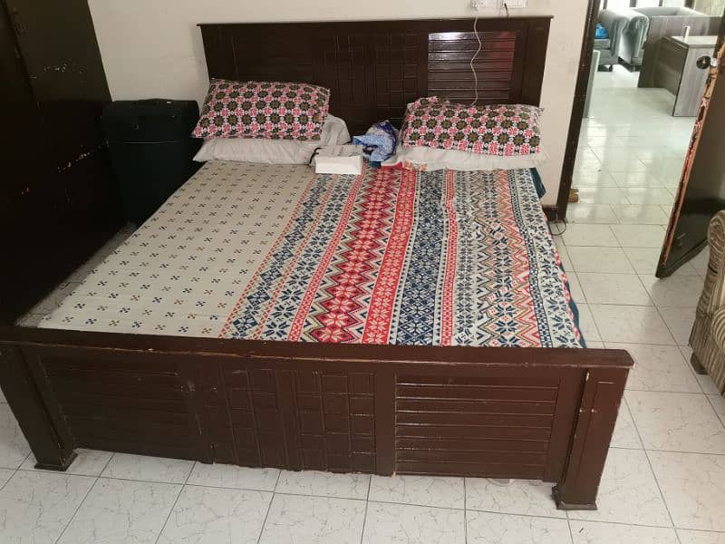 King size bed 0