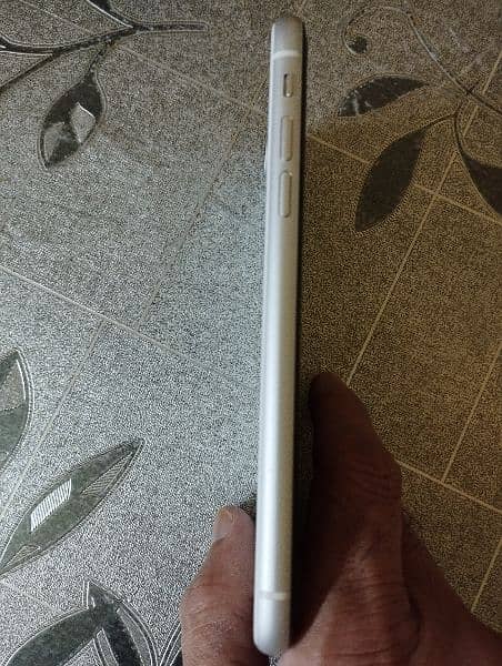 iPhone XR 64gb white clr LLA model non PTA from USA 4