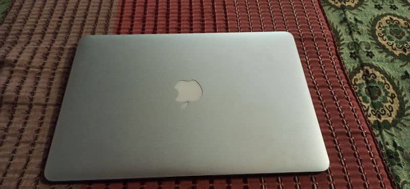 Macbook air 2017 8 128GB 10/10 condition . this offer till sunday. 2