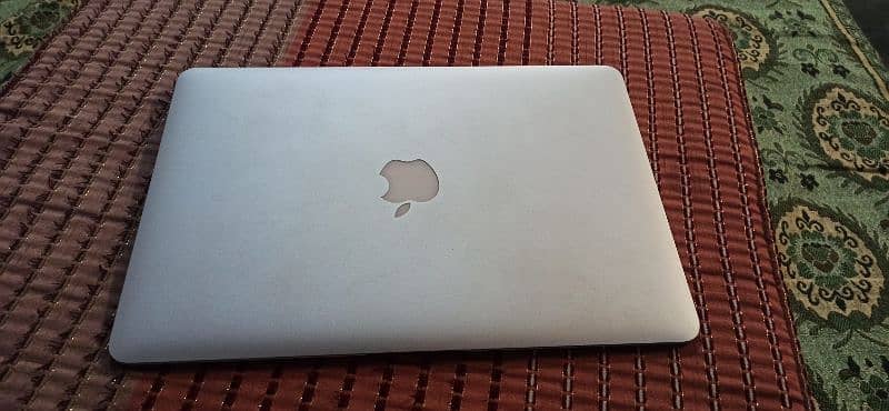 Macbook air 2017 8 128GB 10/10 condition . this offer till sunday. 3