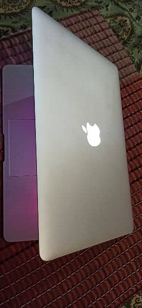 Macbook air 2017 8 128GB 10/10 condition . this offer till sunday. 4