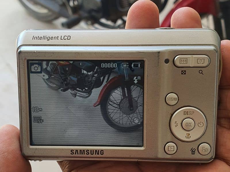 12.2 Mega pixel Samsung Digital Camera ES17 0