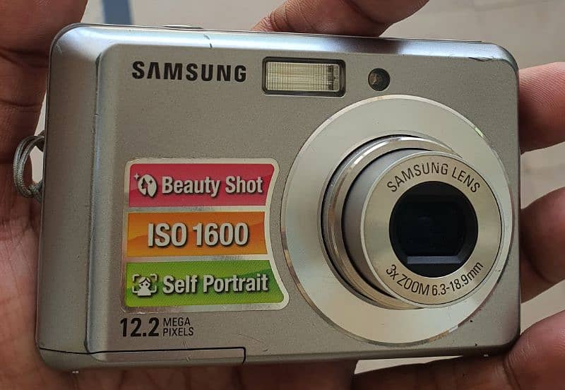 12.2 Mega pixel Samsung Digital Camera ES17 1
