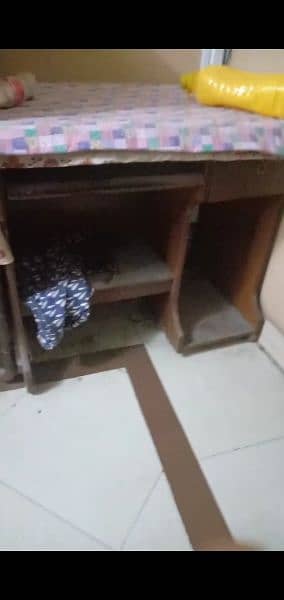 study/computer table 10/10 condition 1