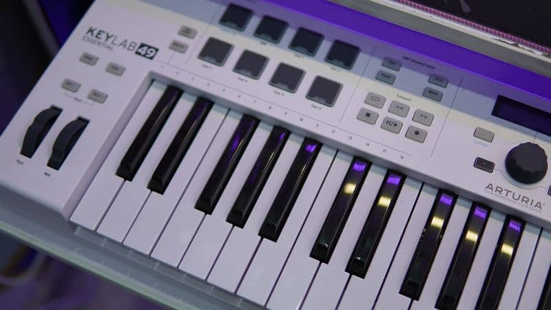 Arturia KeyLab Essential 49 – Universal MIDI Controller White 3