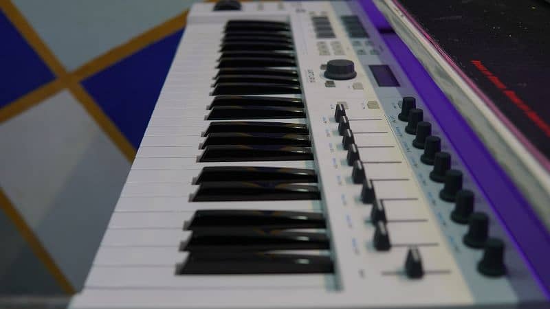 Arturia KeyLab Essential 49 – Universal MIDI Controller White 4
