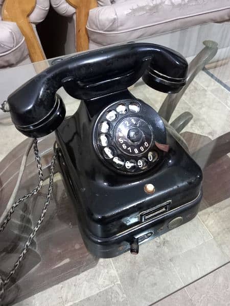 Vintage  Rotary  Dail  Telephone  ( for Collectors  )f 1