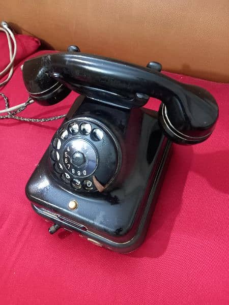 Vintage  Rotary  Dail  Telephone  ( for Collectors  )f 0