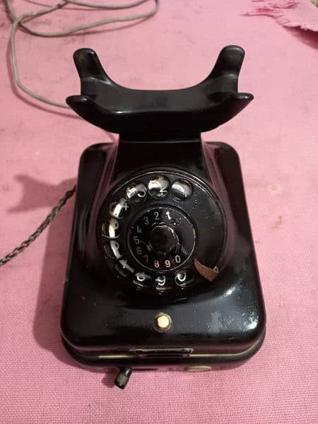 Vintage  Rotary  Dail  Telephone  ( for Collectors  )f 5