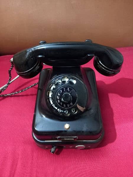 Vintage  Rotary  Dail  Telephone  ( for Collectors  )f 6