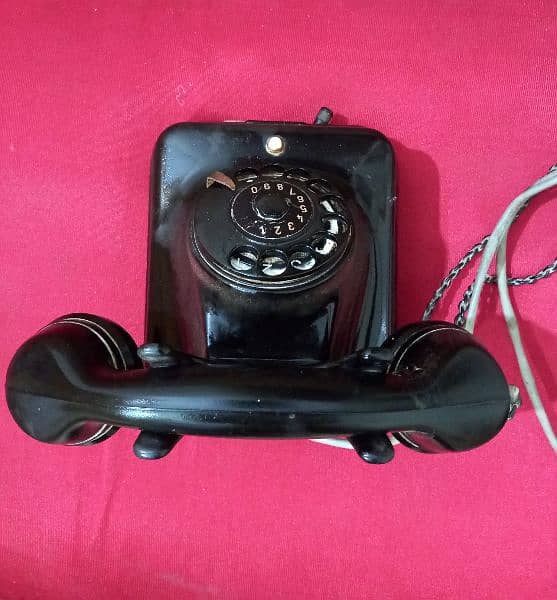 Vintage  Rotary  Dail  Telephone  ( for Collectors  )f 7