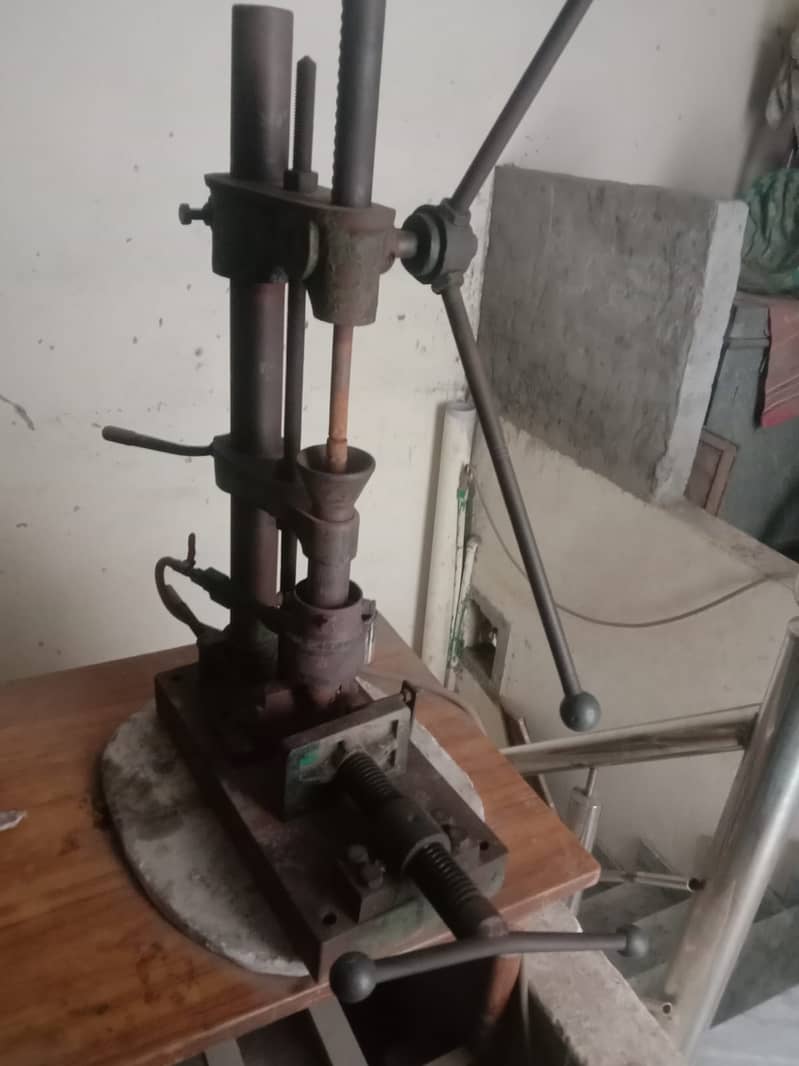 2 no Hand Molging Machine 2