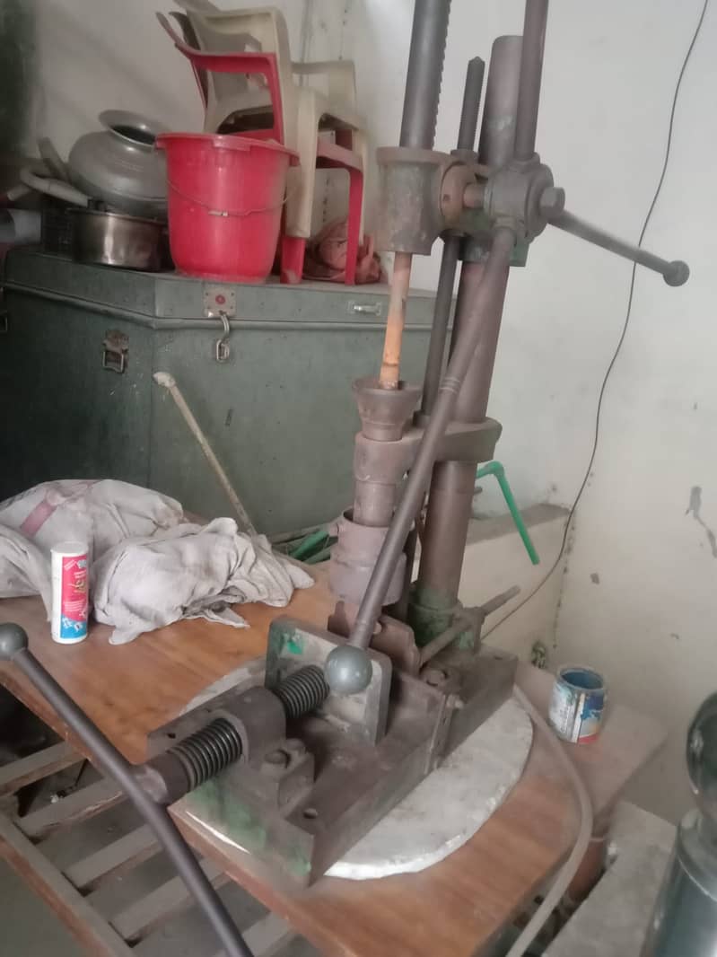 2 no Hand Molging Machine 3