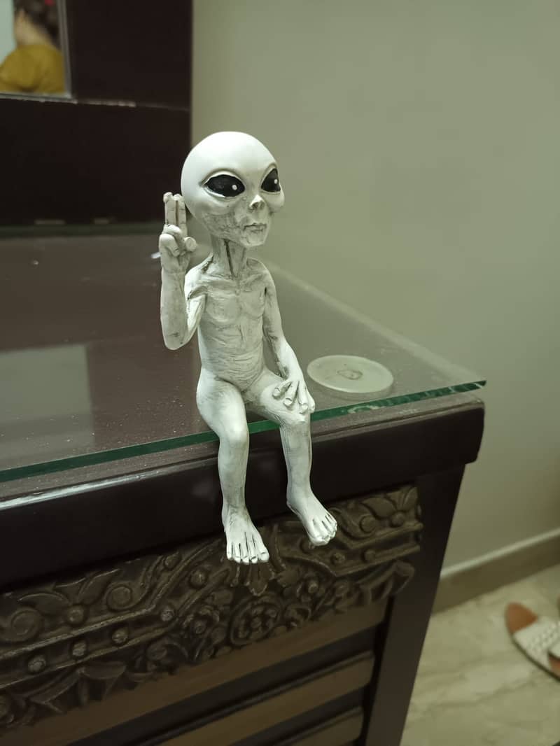UFO Alien Outer Space Statue Action Figure Shelf Sitter Sculpture 2