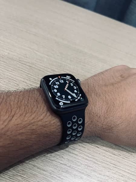 APPLE WATCH SERIES 4 (40mm) 7