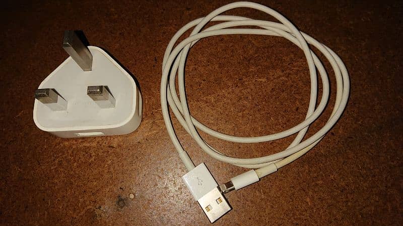 iPhone Genuine datacable and AC adapter  (0332-0521233) 0