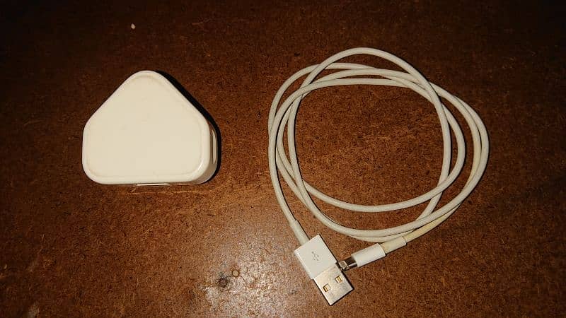 iPhone Genuine datacable and AC adapter  (0332-0521233) 1