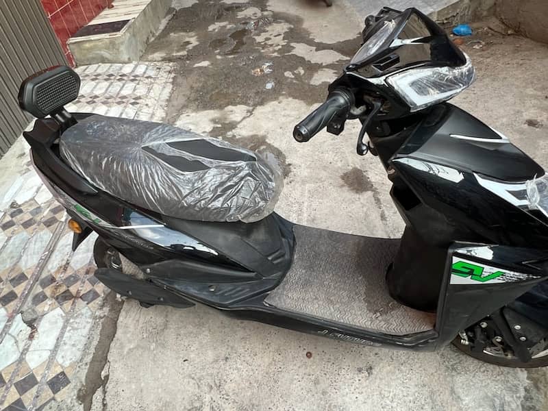 Electric scooty 2022 for urgent sale 8