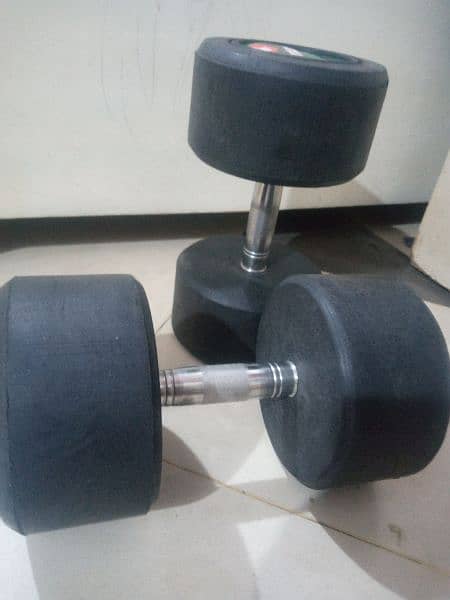 pair of 10 kilogram dumbells 0