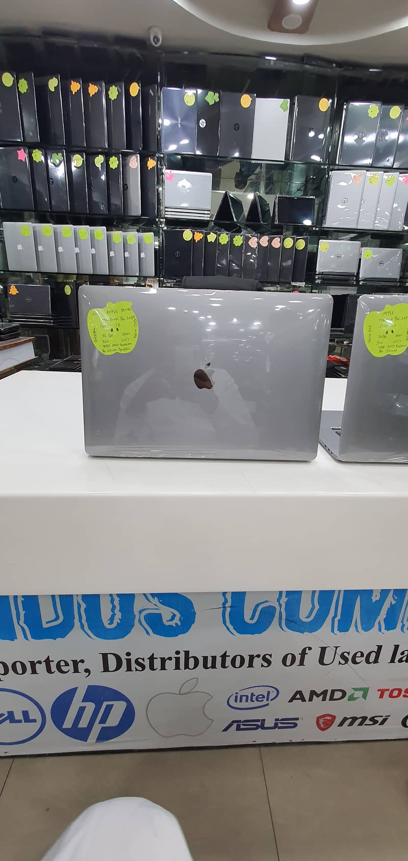 Apple Macbook Pro 2019 16'inches with Retina Display Touchbar for sale 1