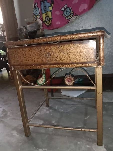 Iron
Bed dressing showcase side table available
(without mattress) 3
