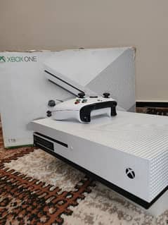 XBOX ONE S 1 TB WITH BOX