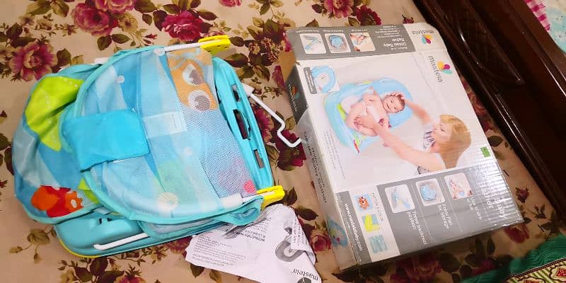 Deluxe Baby Bather like New 10