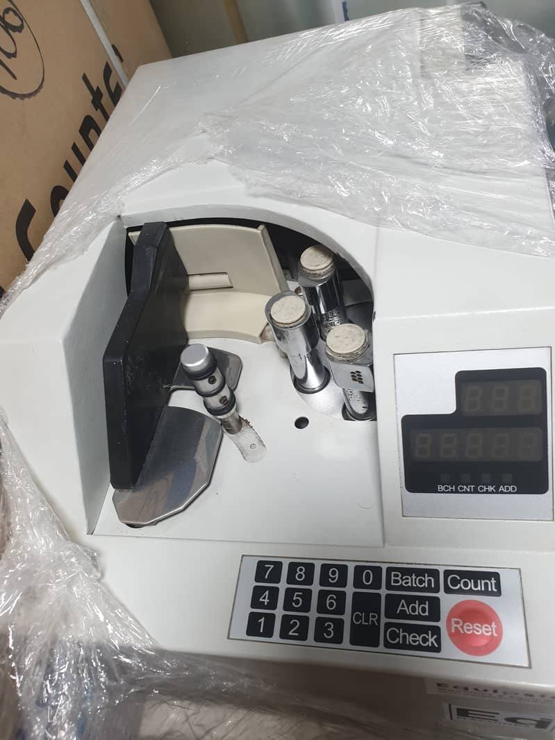 Cash note counting machine in Pakistan with fake note detection 12