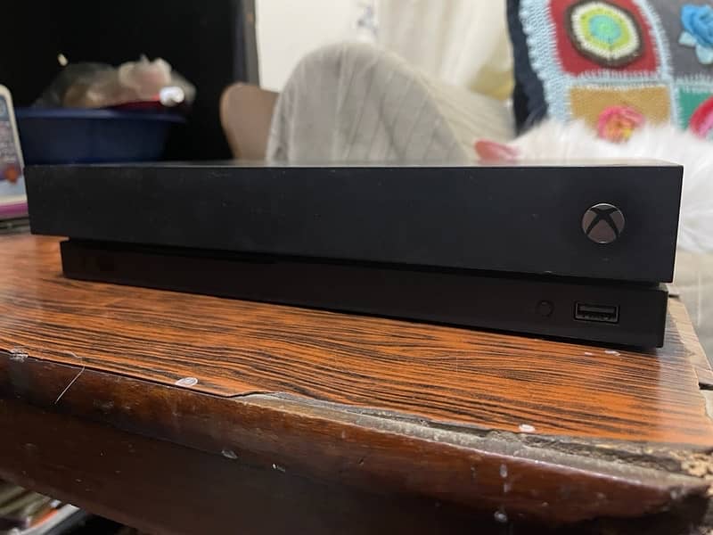 Xbox one X 1Tb with controller 3