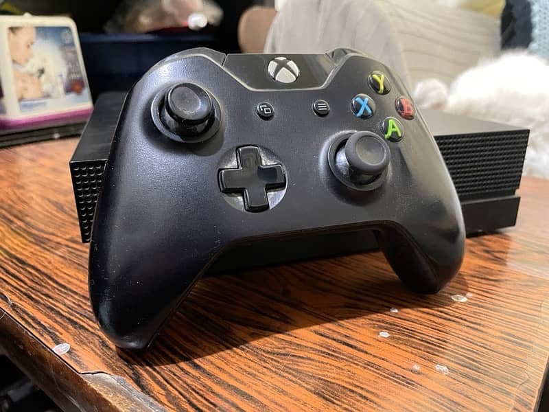 Xbox one X 1Tb with controller 8