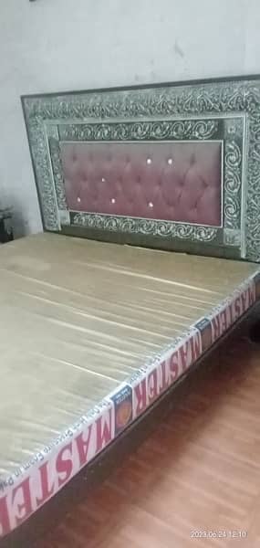 double bed 20000 agr Kisi ne mattress Lena hua  Dono mil jay ga 40000 0